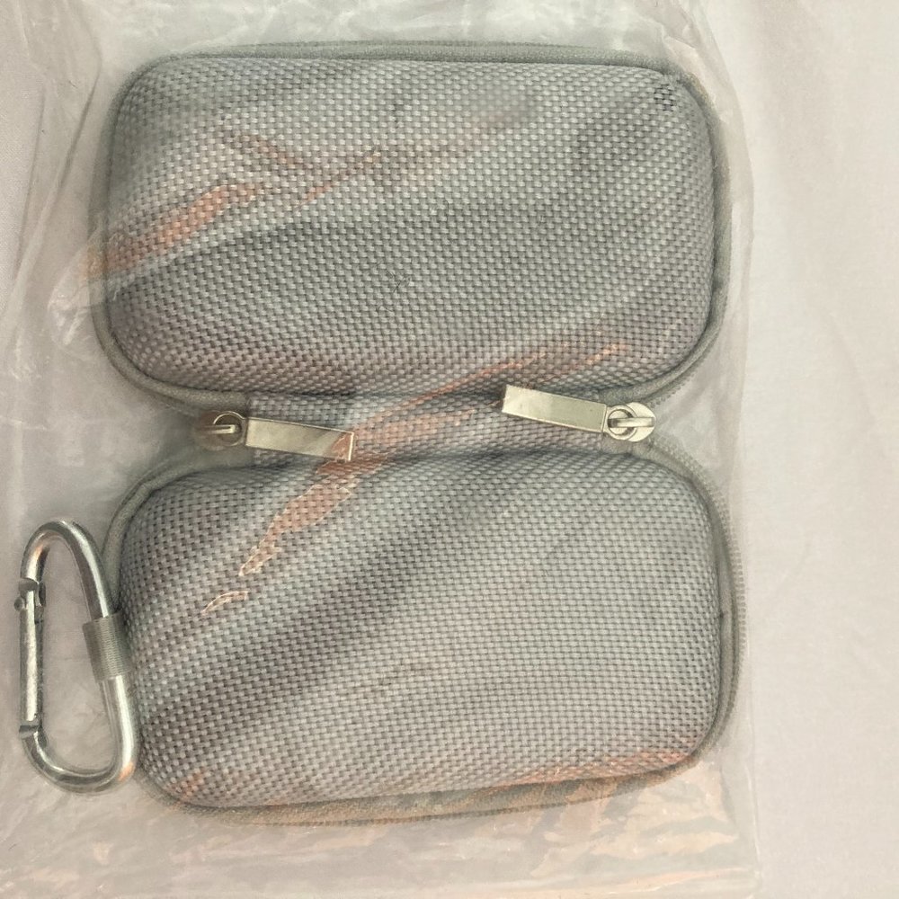 AGPTEK - clamshell carry case for MP3 or other devices